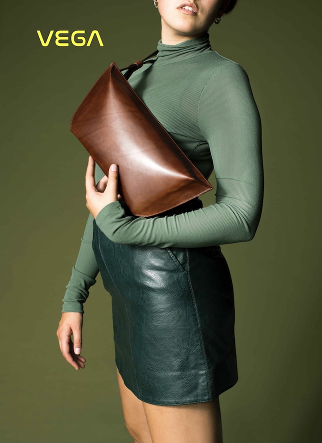 Ansicht eines weiblichen Fotomodells mit einer cognacfarbenen Crossover-Bag