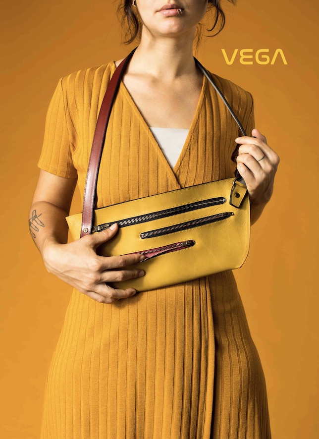 Ansicht eines weiblichen Fotomodells mit einer gelbfarbenen Crossover-Bag