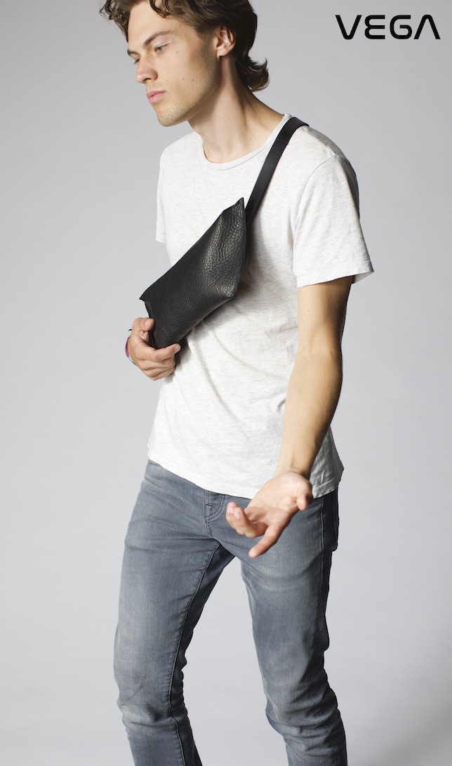 Ansicht eines männlichen Fotomodells mit einer schwarzen Crossover-Bag