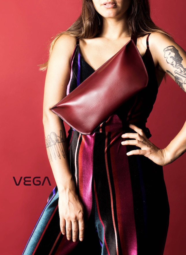 Ansicht eines weiblichen Fotomodells mit einer rotfarbenen Crossover-Bag